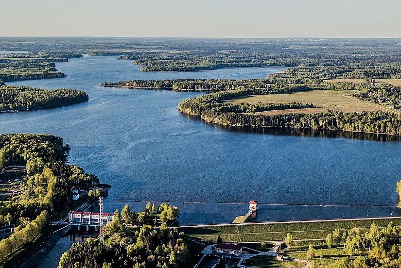 Живописный поселок на большой воде